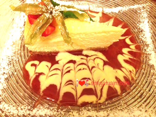 Cheesecake i ftohte me luleshtrydhe